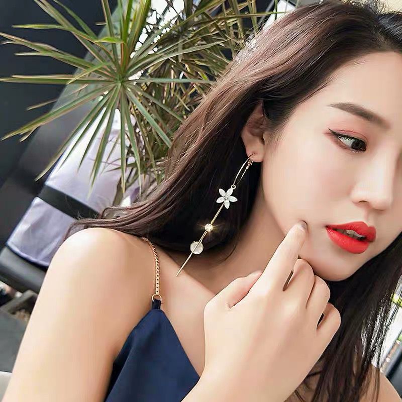 FerenHongXia Anting Tusuk Gantung Desain Bungarumbai Panjang Gaya Simple Untuk Wanita