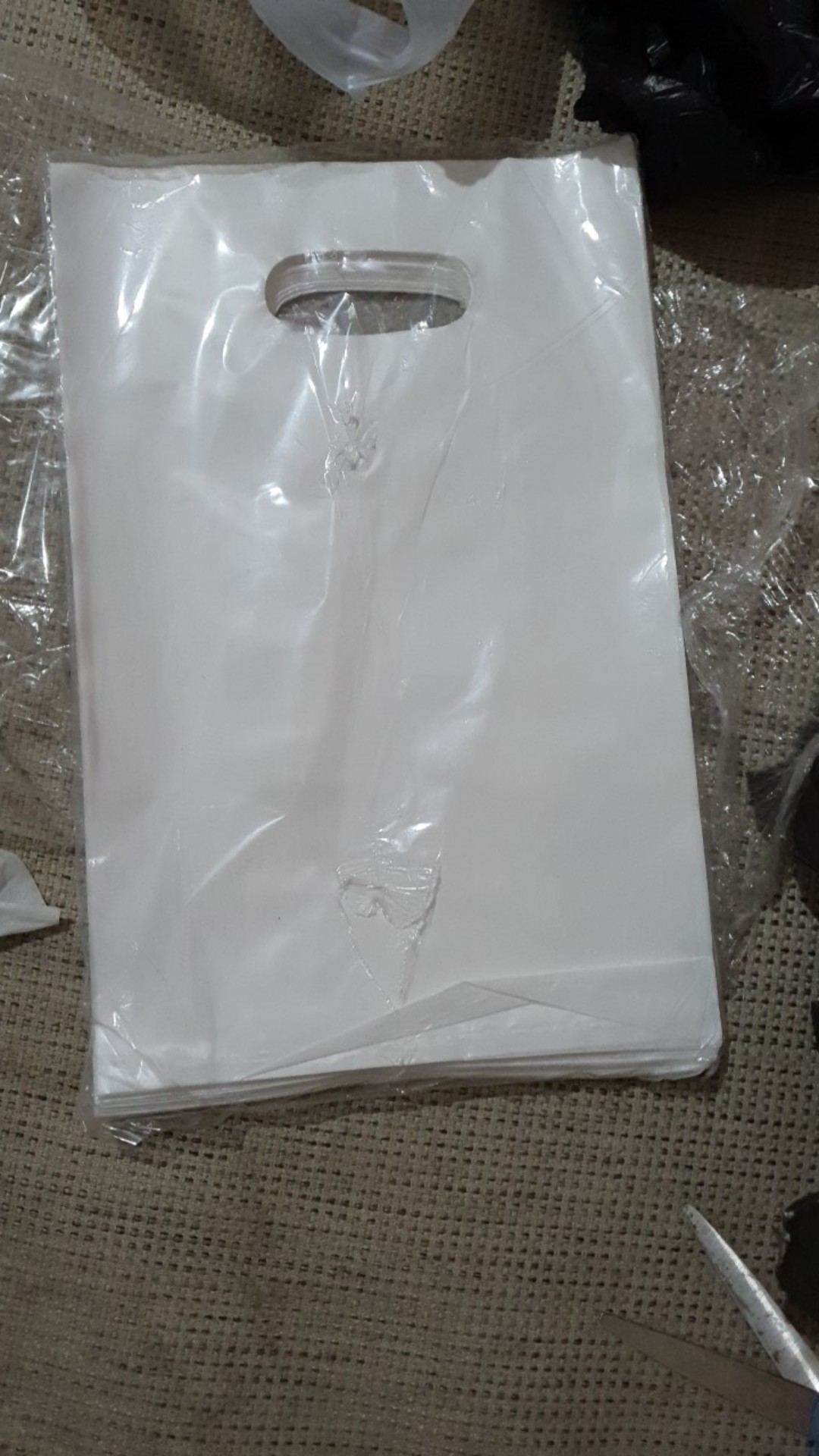 Tas Plastik Plong Polos Ukuran 20x30 Isi 100