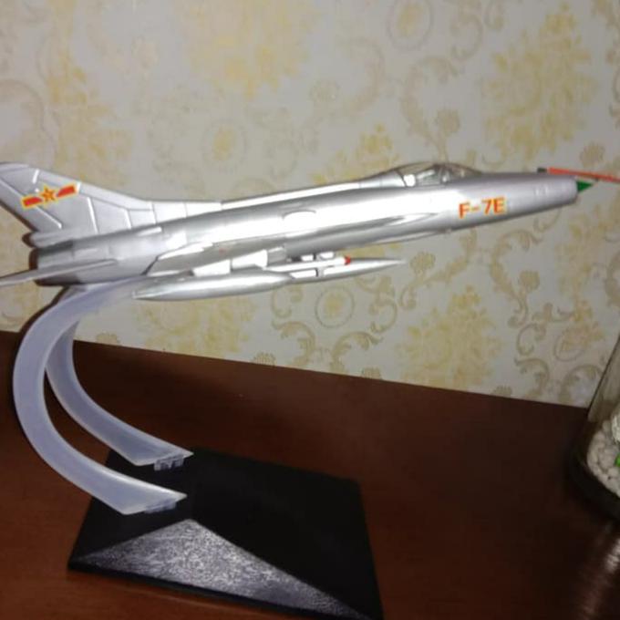Miniatur Pesawat Tempur F7E Mig 21 Chengdu J7