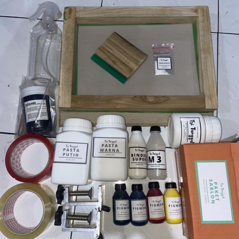 

PAKET SABLON PREMIUM KAOS RUBBER - Terbaik Bundle Alat Bahan Kemasan Gelas Mangkok Plastic Bungkus Mika Glass Peralatan Perlengkapan Prakarya Kerajinan Craft Art Seni Kesenian Kertakes Dapur Kitchen Home Stuff Tools Cat Paint Blimbing Indah Sablon Malang