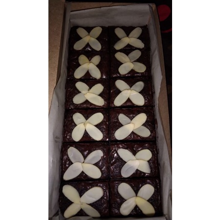 

Brownies 12 dan 25 sekat full Almond