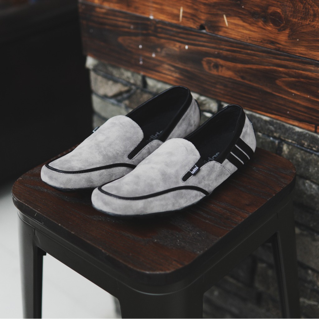 BIG SALE BRANDED !! SSR - Sepatu Adidas Mocasin Dembele Suede Abu Slip On Murah Kekinian Trendy