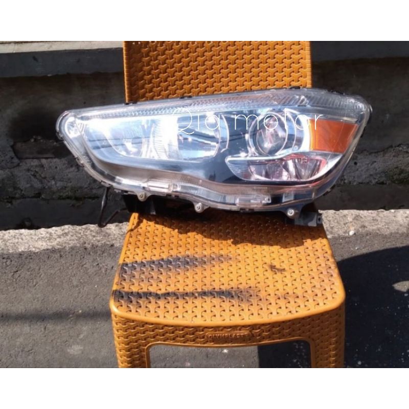 Headlamp lampu depan Mitsubishi Outlander sport model standart no HID (kiri)