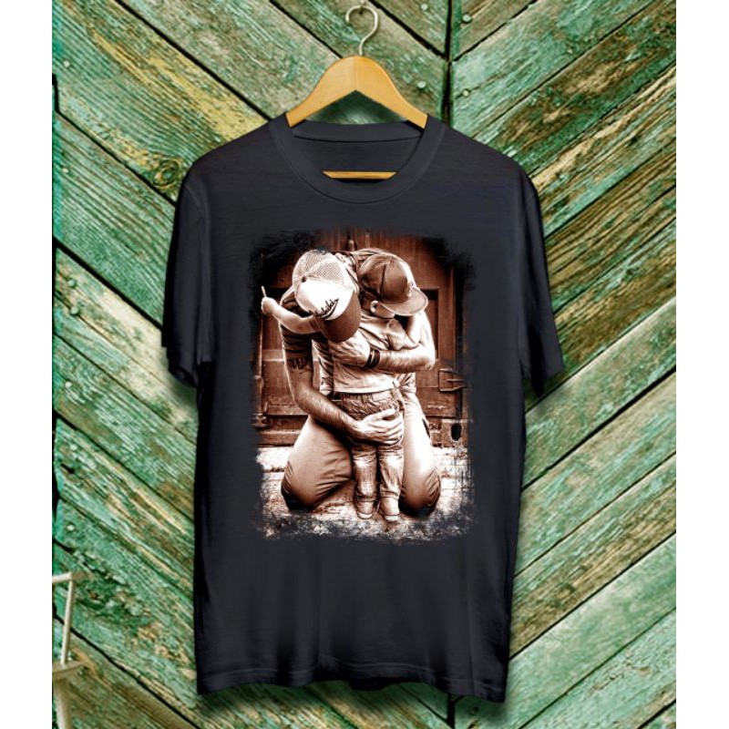 Kaos Tshirt Pria peluk anak  Distro Keren Lengan Pendek Motif Sablon Bergambar / kaos premium / kaoos katun /