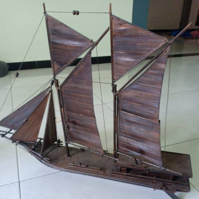 

Prahu layar hiasan
