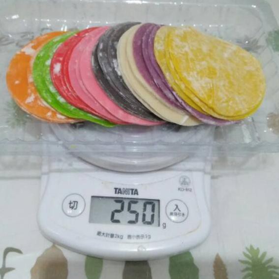 

HOT SALE!! (iue-234) Kulit dimsum mix 8warna kemasan 250gram