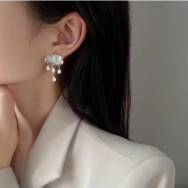 Anting Tusuk Motif Awan / Petir Simple Mewah Ringan Untuk Wanita