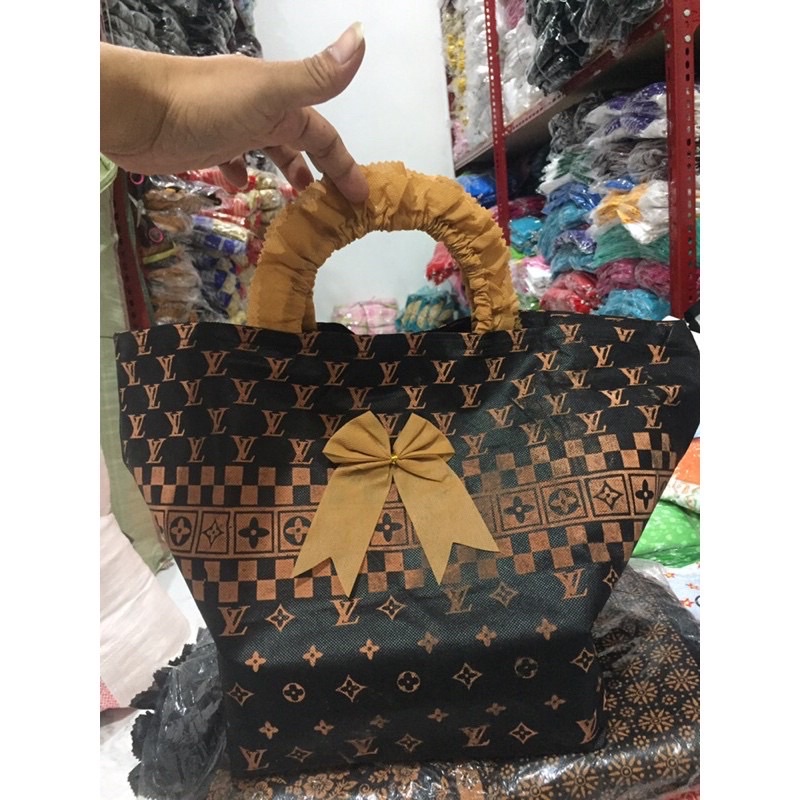 TAS SYAHRINI HAJATAN UKURAN 22x22 TAS BOX NASI BAHAN SPUNBOND MOTIF BATIK TAS BESEK KOTAK BENTO TAS SAHRINI