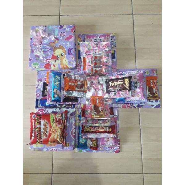 

exploading box 3 lapis (bisa sesuaikan isi snack dan tema) sebelum order boleh chat dulu ya