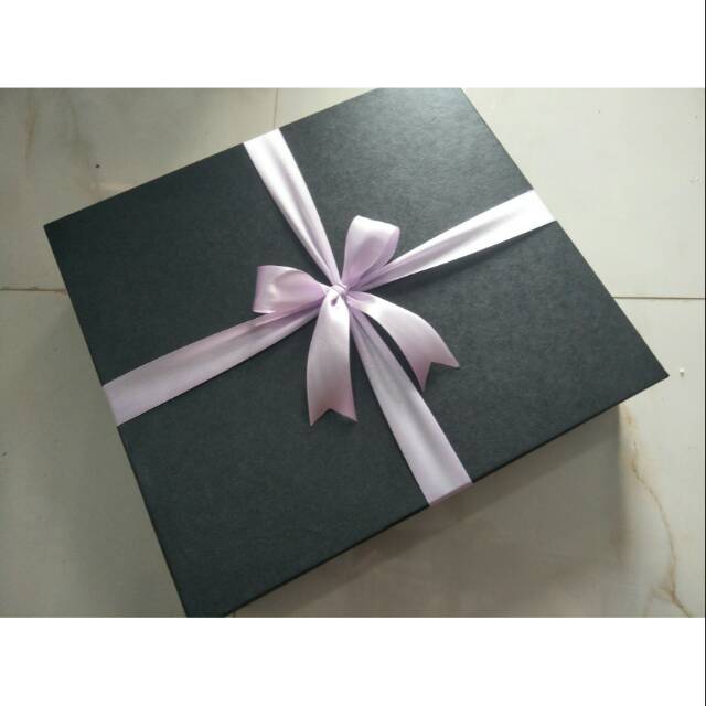 

Giftbox ukuran 28x25x5cm