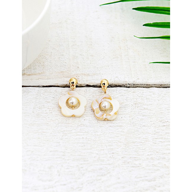 LRC Anting Tusuk  Fashion Gold Petal Shell Earrings F47034