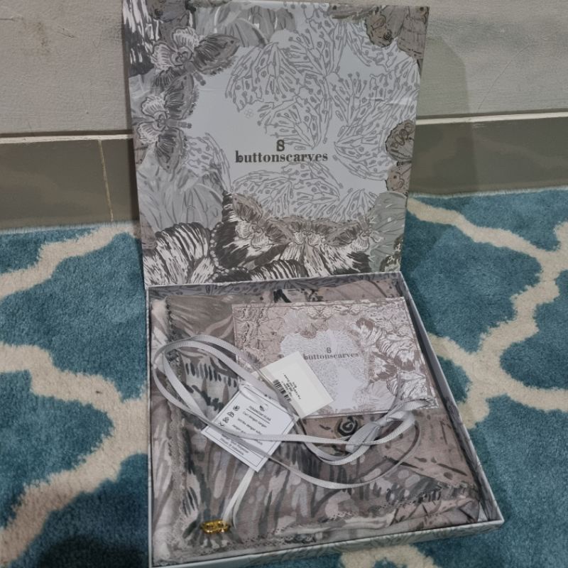 Buttonscarves Farsha Bone