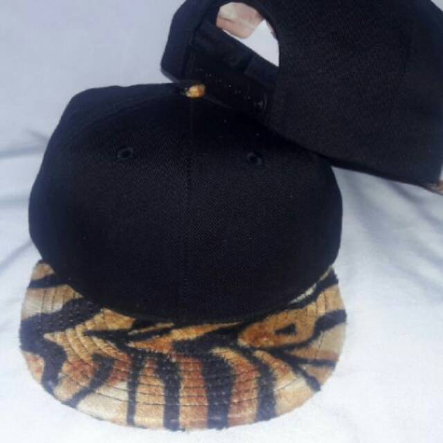 Topi snapback hitam tiger loreng