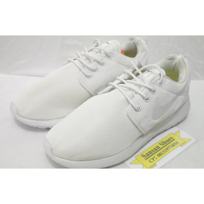 roshe run triple white