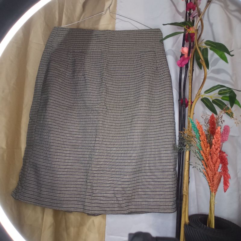 PRELOVED ROK PENDEK WANITA SELUTUT
