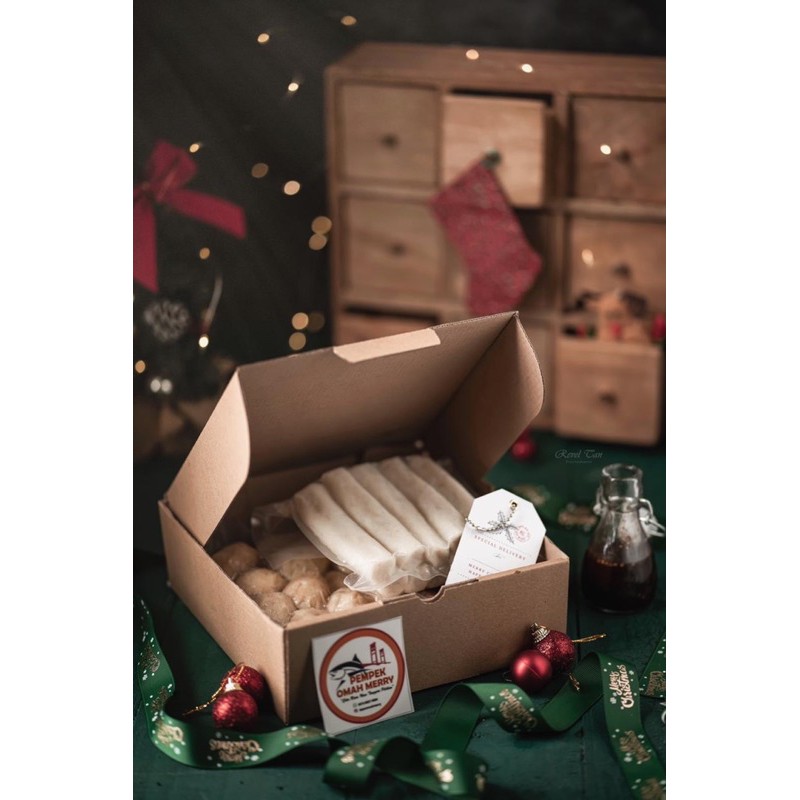 

CHRISTMAS HAMPERS Pempek Omah Merry
