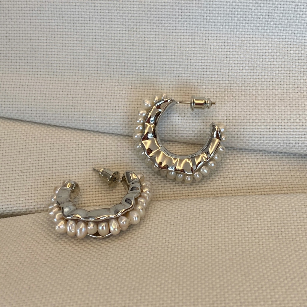 Anting Tusuk Asimetris Aksen Mutiara Imitasi Ala Korea / Retro Untuk Wanita