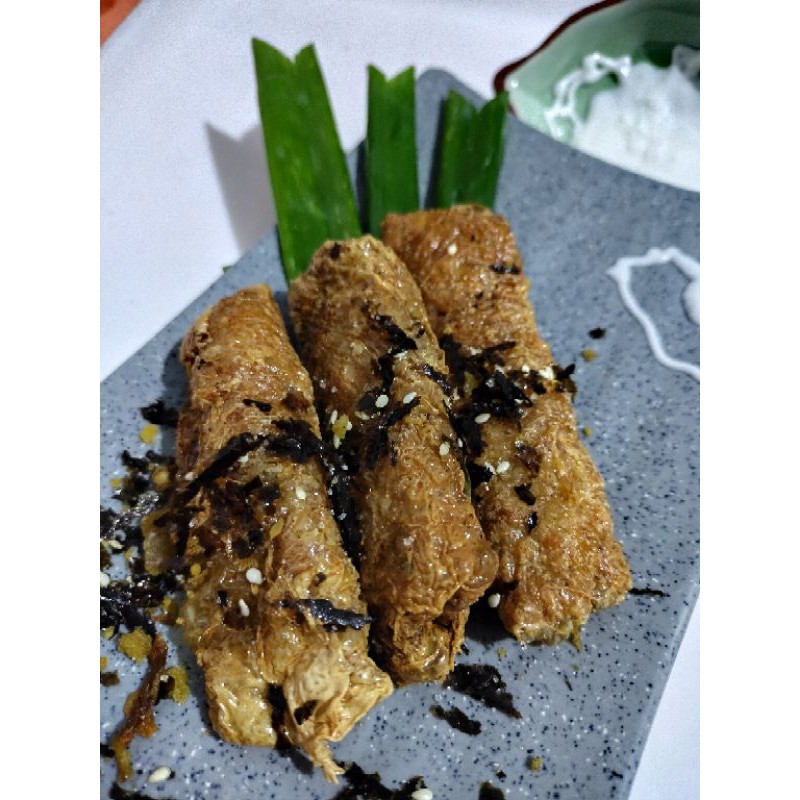 

Lumpia Kulit Tahu goreng isi 3 dengan cocolan saus mayo