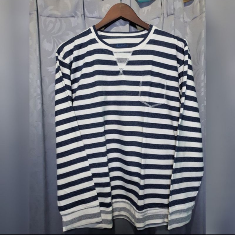 KAOS Lengan Panjang Garis Merk Details.