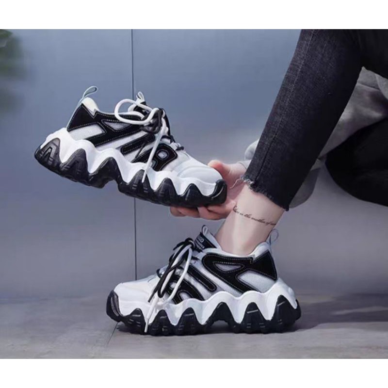 Unik sepatu snaeker Platform Wanita tali Ikat Naura merah  Hitam R2 Limited