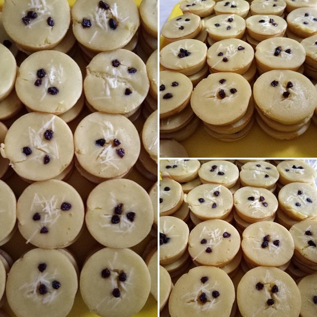 

Kue Lumpur Kentang Topping Kismis dan Kelapa Muda