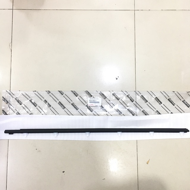 Pelipit Pintu/Karet Kaca Luar Depan Kanan Toyota Avanza-Xenia 68160-BZ011