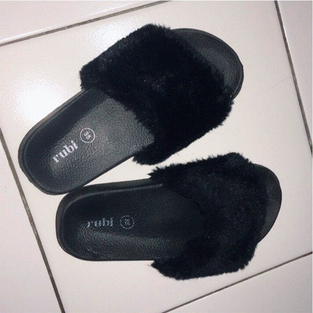 sandal bulu rubi