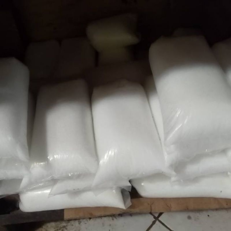 Pupuk Urea nutrisi untuk mempercepat pertumbuhan tanaman dan bisa juga untuk basmi Rumput