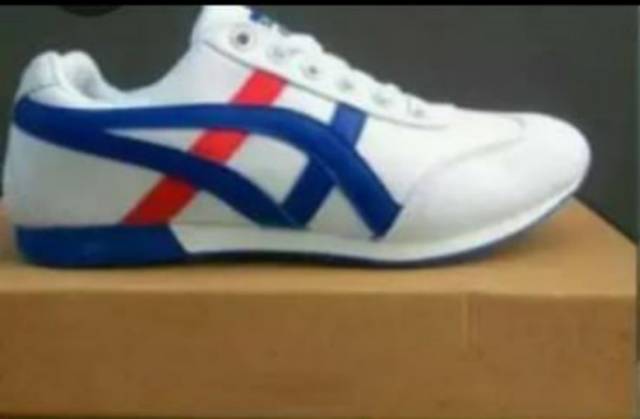 Sepatu Sneakers Tali Running Pria