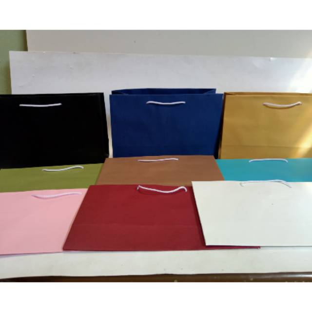 

Paperbag warna polos hrg Rp.2750/tas ukuran 28x10x18 dijual per 16pcs