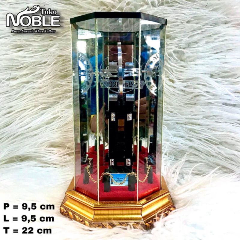 Miniatur Tugu Khatulistiwa