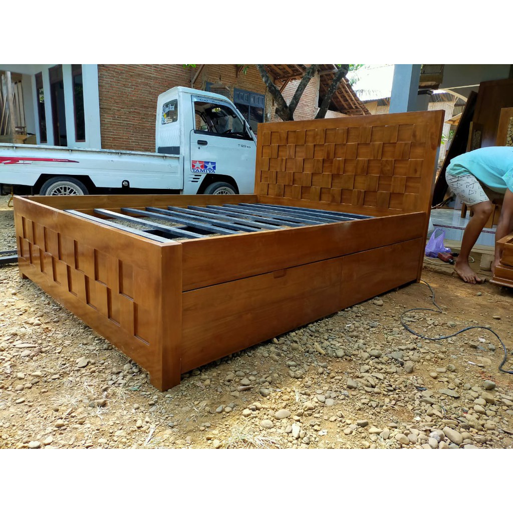 TEMPAT TIDUR DIPAN DADU KAYU JATI