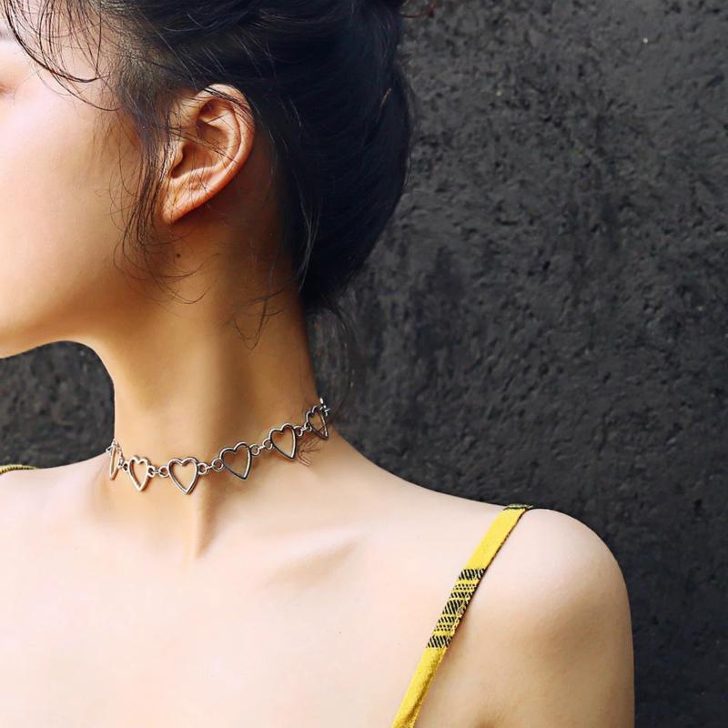 Kalung Rantai Choker Liontin Hati Hollow Bahan Alloy Untuk Wanita