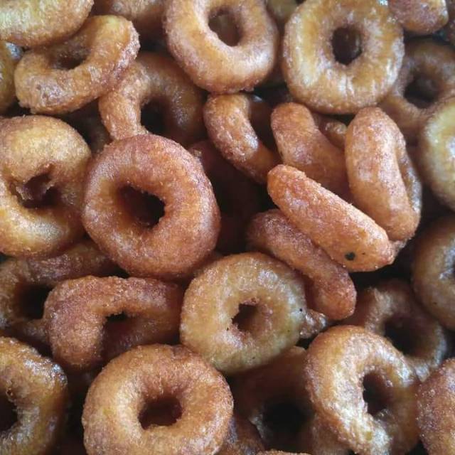 

Kue cincin kriuk asli tepung beras dan gula jawa