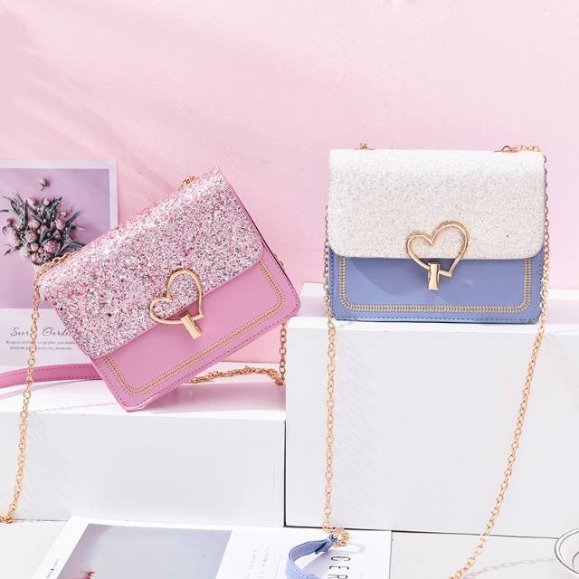 Tas Selempang Cewek Tali Rantai Warna Emas dengan Buckle Love SH30
