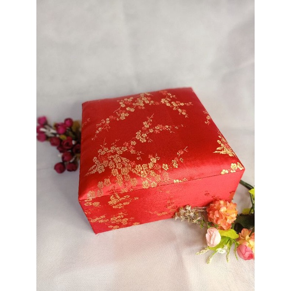 

Kotak Kado Premium / Sangjit uk. 22x22x8 cm