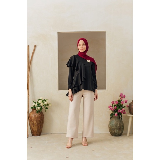 SIENNA BLOUSE BLACK WEARING KLAMBY