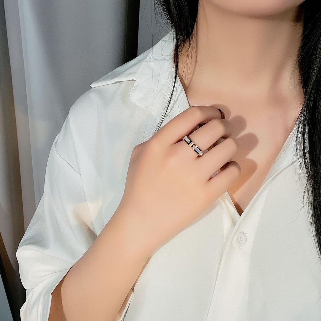 Anting Tusuk Berlian Bahan Titanium Steel Warna Emas Untuk Wanita