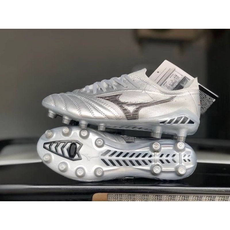 Sepatu Bola Mizuno Morelia Beta Silver.