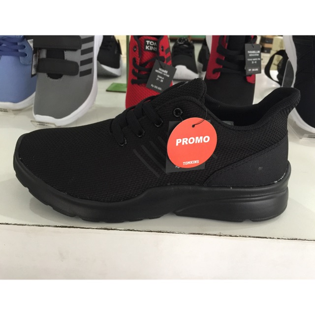  Sepatu  tomkins  tracker black Shopee Indonesia