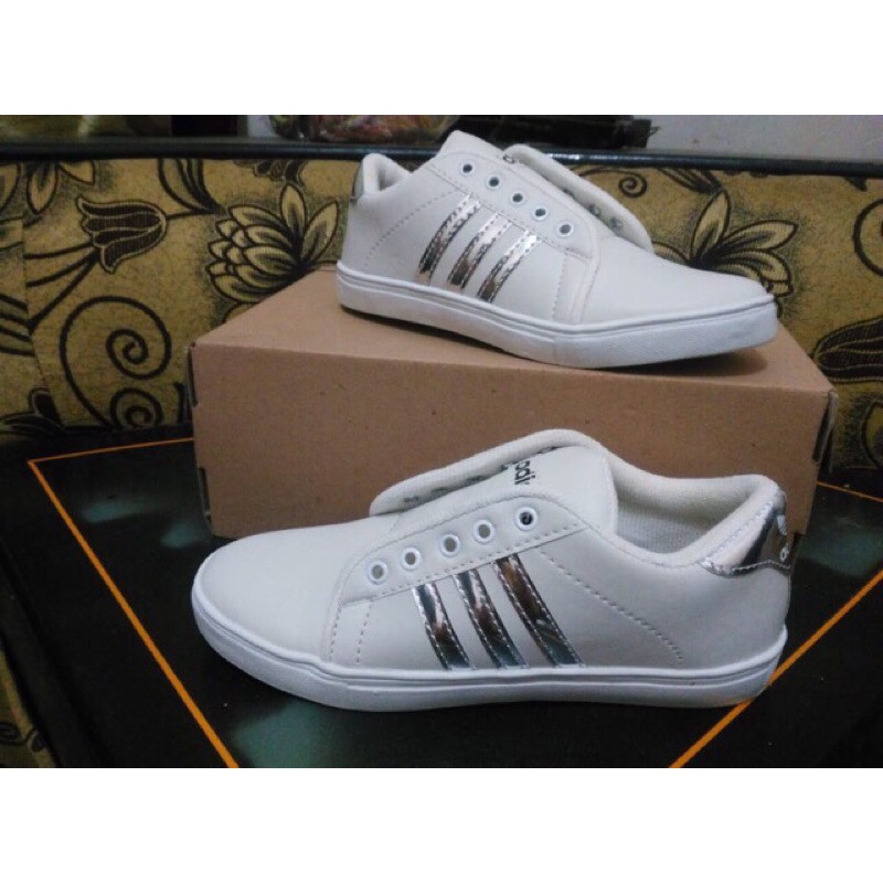 Sepatu Adidas putih ukuran 39 sepatu olahraga sepatu sepeda sepatu santai