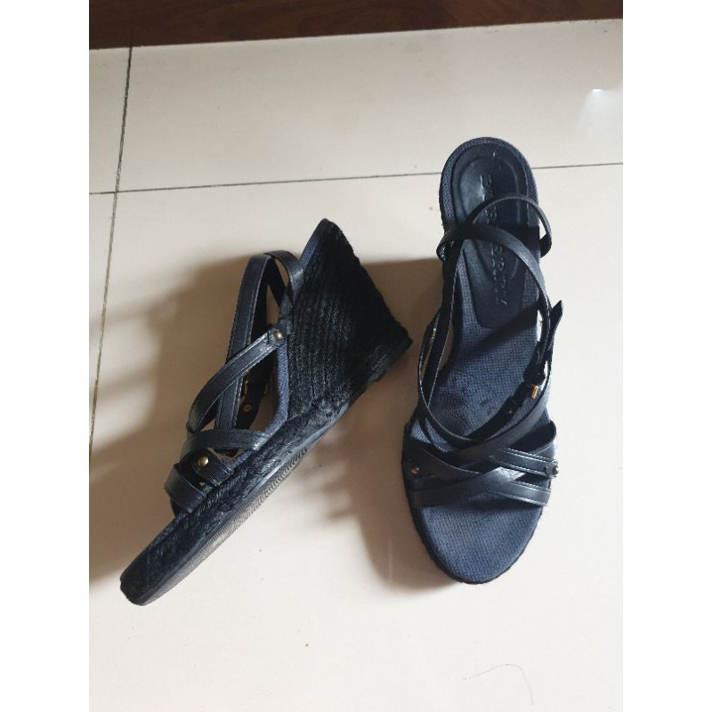 sepatu Burberry