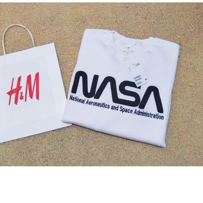 

Terjamin SWEETER CREWNECK H*M NASA WHITE FREE PAPERBAG H&M ..,,..