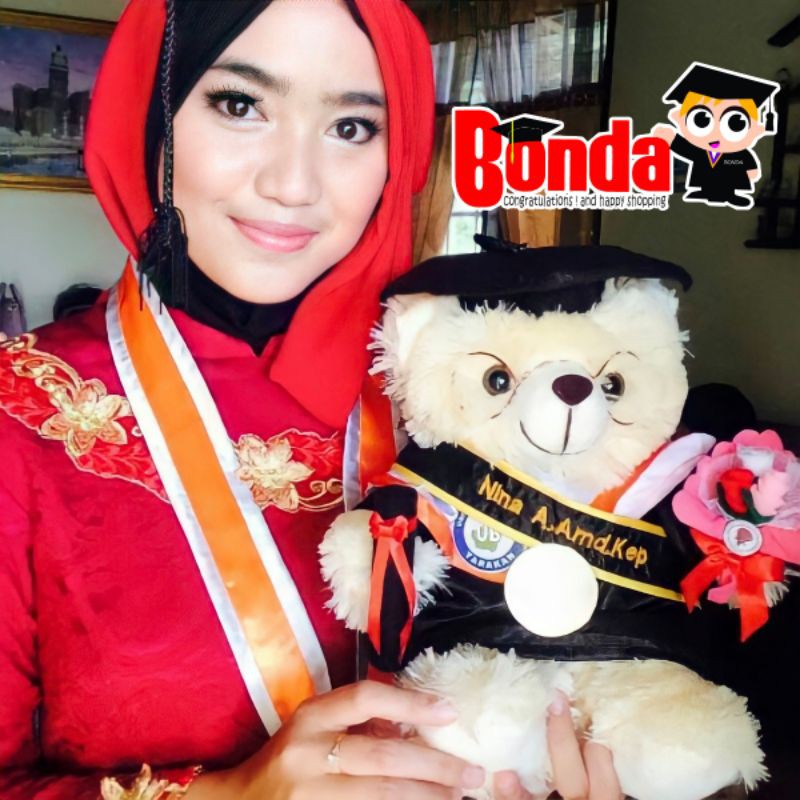 TERLENGKAP  BONEKA WISUDA BERKACAMATA ,BUKET KECIL, DAN SELEMPANG NAMA