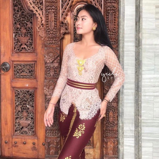 Set Kebaya Bali jadi modern Semi Italy/Semi France Tepi depan dengan rok duyung/mermaid