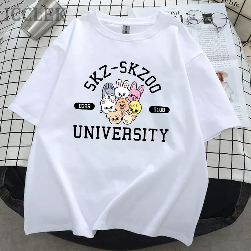 Kaos KPop Stray Kids Skz Skzoo University Oversize Kaos Stray Kids Lengan Pendek Distric Logo Unlock Lee Know Bang Chan Baju Stray Kids Lengan Panjang Oversize Murah T shirt Stray Kids Pria Ori T-shirt All Member Stray Kids Kpop Murah Wego Jumbo XXL