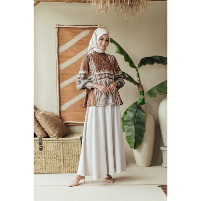 Nawa Blouse in Harvest - Wearing Klamby
