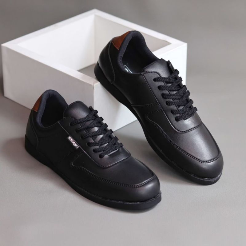 Cosenza Sepatu Casual Pria Sneakers Kasual Polos Ori Pria Cowok kulit faux Kuliah Kerja