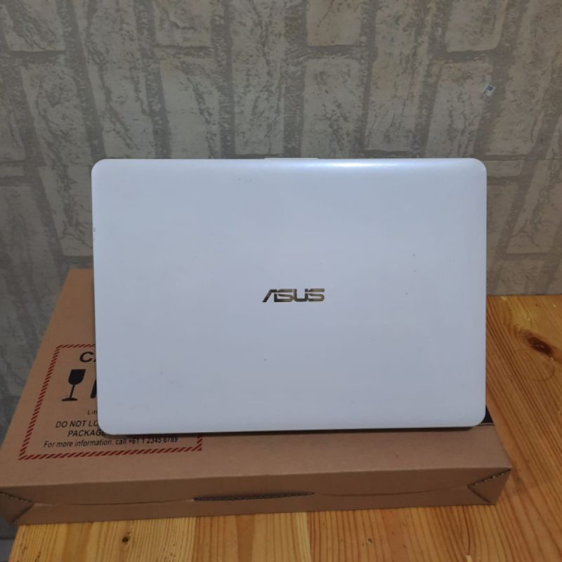 Laptop Asus Vivobook X441URR Cor i5-8250U Gen 8 Ram 8GB/HDD 1TB Nvdia Geforce 930M 2 GB windows 10 Mulus