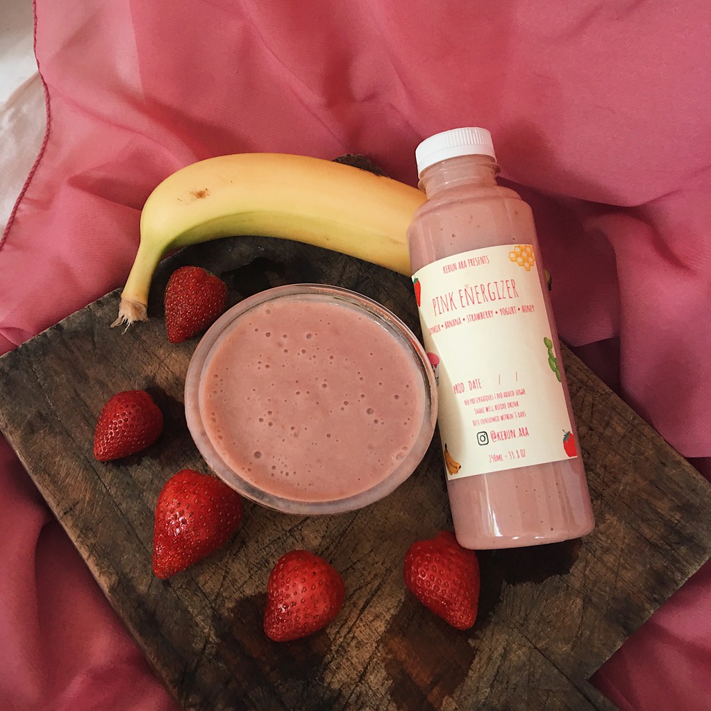 

Pink Energizer Smoothie - Smoothies Soymilk + Pisang + Strawberry + Yogurt + Madu